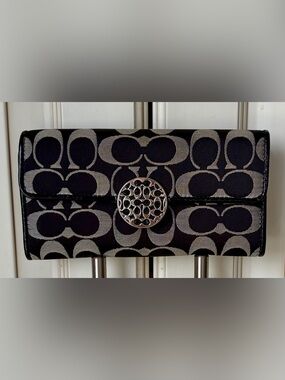Coach Alexandra Signature Wallet Y2K. Decorative snap closure.